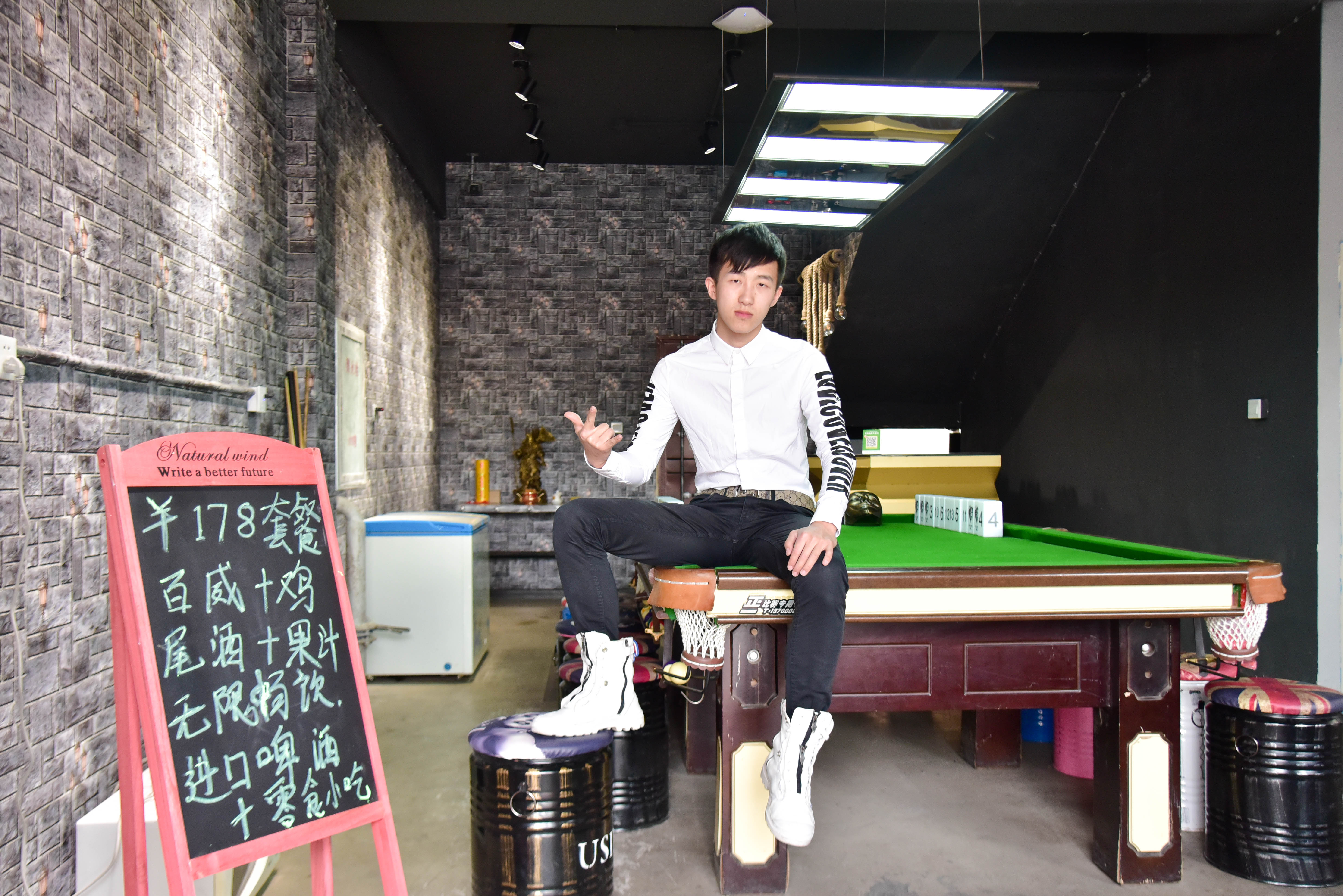 沈阳西点学校欧米奇创业学员楚钧博:喝烈的酒,开潮的店