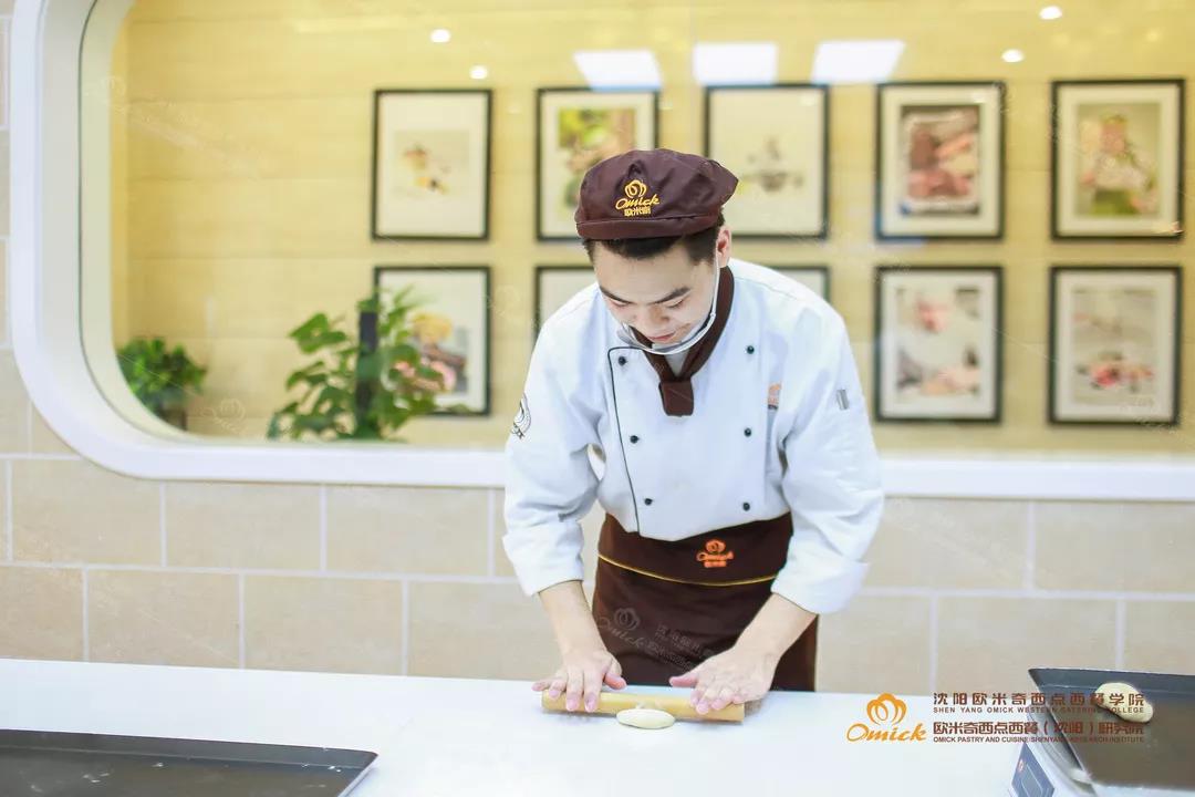 新生故事丨高中毕业后他选择了去学西点烘焙_沈阳西点西餐学校