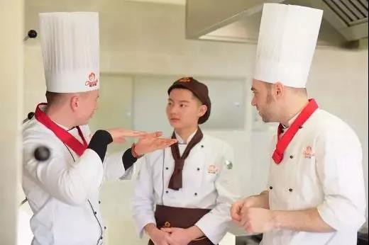 这里有抖音“撒盐哥”的同款牛排,不来学一下嘛?_学西餐去当学徒好还是去学校好
