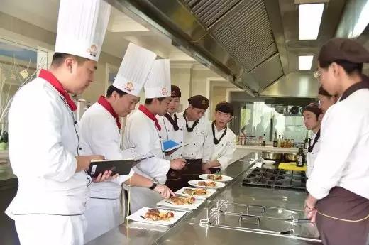 这里有抖音“撒盐哥”的同款牛排,不来学一下嘛?_学西餐去当学徒好还是去学校好这里有抖音“撒盐哥”的同款牛排,不来学一下嘛?_学西餐去当学徒好还是去学校好