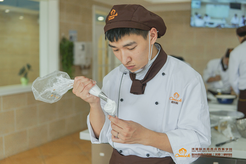 职场“贵族”,过万的西点师_受人喜爱的职业
