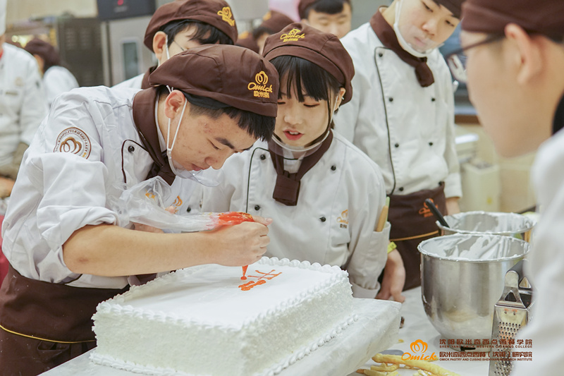 他们是怎样修炼成一名专业西点师的