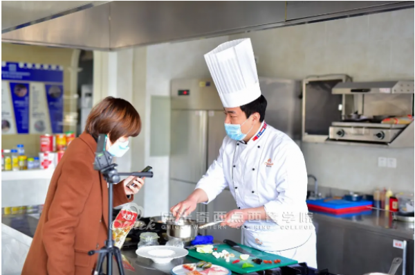 <b>停课不停学|老师摇身变主播，在线观看好处多！</b>